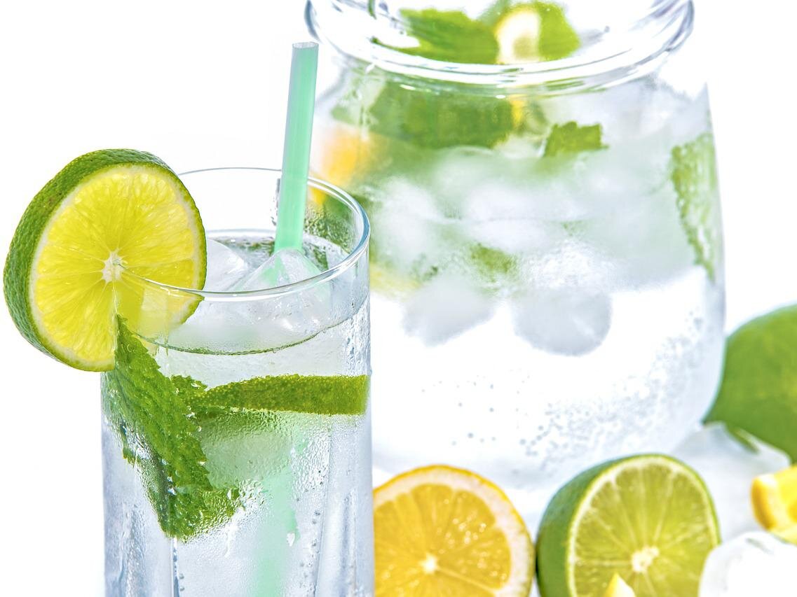 Wasser mit Limette Wasser mit Limette